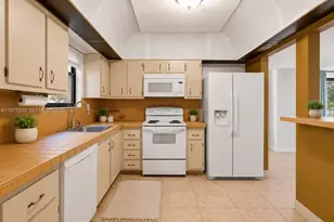 481 Ives Dairy Rd, Miami, FL 33179 - Photo 9