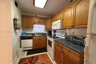 8901 E Hollybrook Blvd, Pembroke Pines, FL 33025 - Photo 15