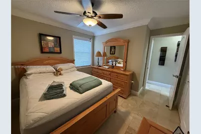 1040 Wilshire Cir W, Pembroke Pines, FL 33027 - Photo 21