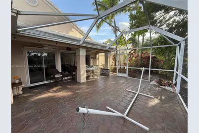 1040 Wilshire Cir W, Pembroke Pines, FL 33027 - Photo 29