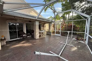 1040 Wilshire Cir W, Pembroke Pines, FL 33027 - Photo 29