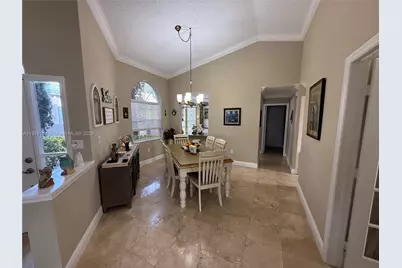 1040 Wilshire Cir W, Pembroke Pines, FL 33027 - Photo 5