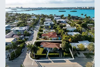 10110 E Broadview Dr, Bay Harbor Islands, FL 33154 - Photo 5