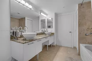 41 SE 5th St, Miami, FL 33131 - Photo 13