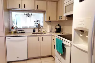 901 Colony Point Cir, Pembroke Pines, FL 33026 - Photo 15