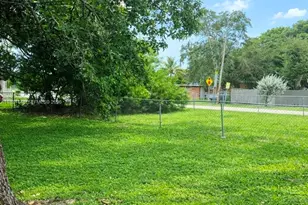 890 NW 106th St, Miami, FL 33150 - Photo 15