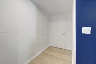 55 SW 9th St, Miami, FL 33130 - Photo 17