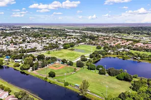 570 Woodgate Cir, Sunrise, FL 33326 - Photo 7