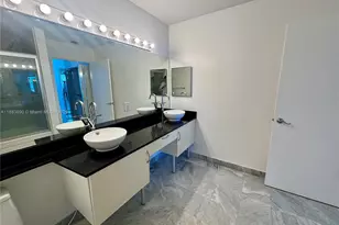 31 SE 5th St, Miami, FL 33131 - Photo 23