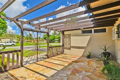 421 SW 64th Way, Pembroke Pines, FL 33023 - Photo 5