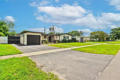 421 SW 64th Way, Pembroke Pines, FL 33023 - Photo 3