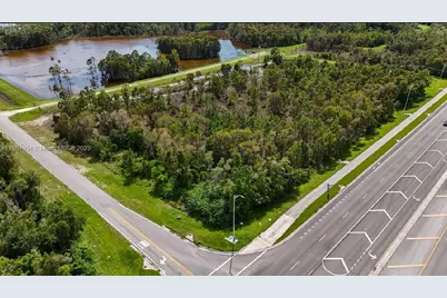 808 Fabian Cir, Fort Myers, FL 33913 - Photo 3
