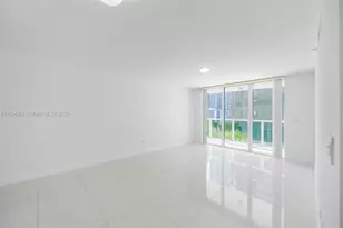 31 SE 5th St, Miami, FL 33131 - Photo 9