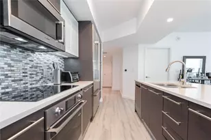 55 SE 6th St, Miami, FL 33131 - Photo 9