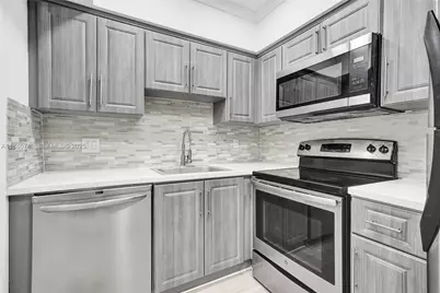 13980 NE 2nd Ct, Miami, FL 33161 - Photo 17