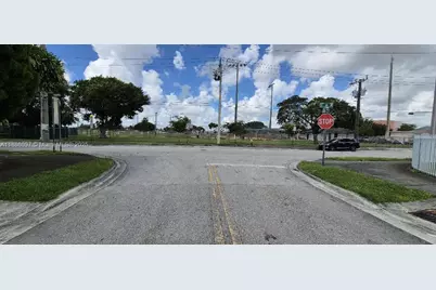 610 E 6th Pl, Hialeah, FL 33010 - Photo 21