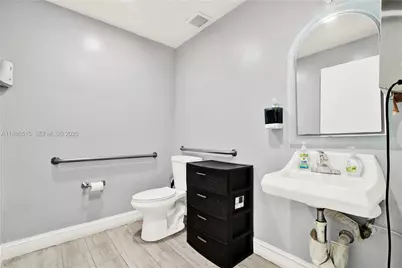 7770 NW 46th St, Doral, FL 33166 - Photo 9