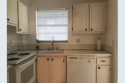 581 Blue Heron Dr #122-B, Hallandale Beach, FL 33009 - Photo 9