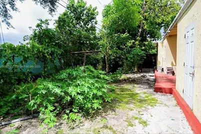 298 NW 104th St, Miami, FL 33150 - Photo 33