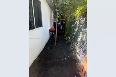 810 NW 24th Ct, Miami, FL 33125 - Photo 33