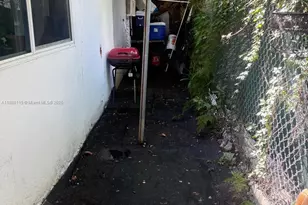 810 NW 24th Ct, Miami, FL 33125 - Photo 33