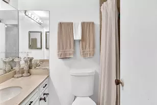 800 NE 195th St, Miami, FL 33179 - Photo 29