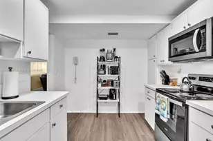 800 NE 195th St, Miami, FL 33179 - Photo 25