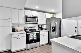 800 NE 195th St, Miami, FL 33179 - Photo 23