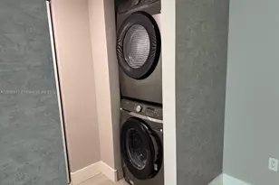 41 SE 5th St, Miami, FL 33131 - Photo 17