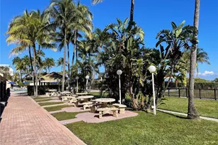 2555 Collins Ave, Miami Beach, FL 33140 - Photo 19