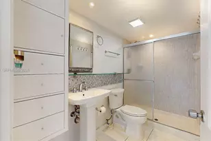 1000 Parkview Dr, Hallandale Beach, FL 33009 - Photo 33