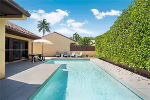 1017 NE 202nd Ln, Miami, FL 33179 - Photo 23