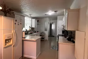 909 SW 131st Way, Davie, FL 33325 - Photo 3