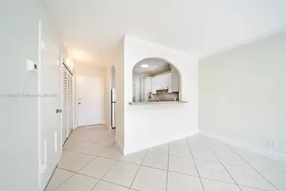 2555 NE 11th St #310, Fort Lauderdale, FL 33304 - Photo 5