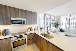 68 SE 6th St, Miami, FL 33131 - Photo 15