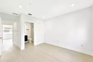 7985 NW 8th St, Miami, FL 33126 - Photo 11