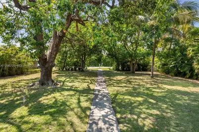 11105 NE 9th Ave, Biscayne Park, FL 33161 - Photo 15