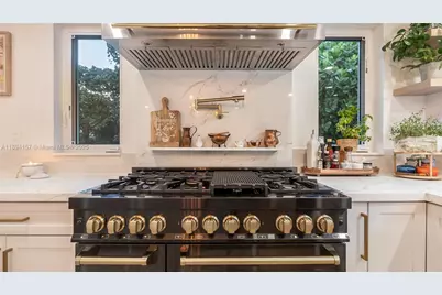 1015 NE 119th St, Biscayne Park, FL 33161 - Photo 5