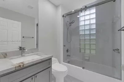 2553 Bay Pointe Dr, Weston, FL 33327 - Photo 15