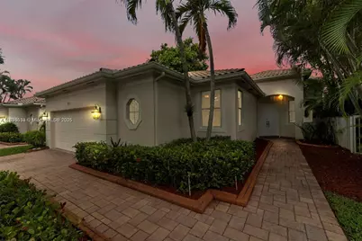 2553 Bay Pointe Dr, Weston, FL 33327 - Photo 3