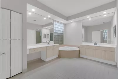 2553 Bay Pointe Dr, Weston, FL 33327 - Photo 17