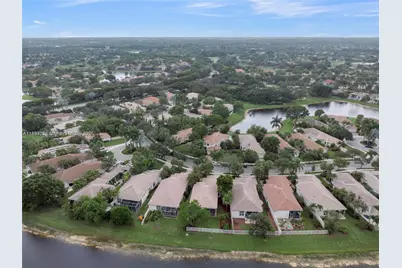 2553 Bay Pointe Dr, Weston, FL 33327 - Photo 47