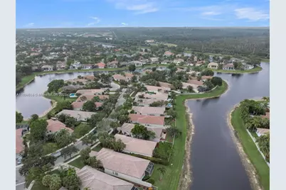 2553 Bay Pointe Dr, Weston, FL 33327 - Photo 45