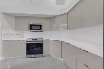 2553 Bay Pointe Dr, Weston, FL 33327 - Photo 9