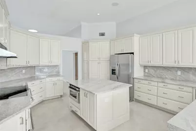 2715 Edgewater Ct, Weston, FL 33332 - Photo 9