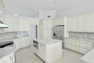 2715 Edgewater Ct, Weston, FL 33332 - Photo 9