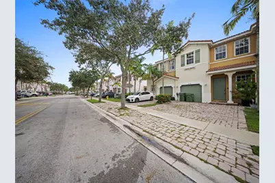 2104 NE 3rd Ct, Homestead, FL 33033 - Photo 3