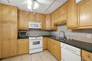 3850 Oaks Clubhouse Dr, Pompano Beach, FL 33069 - Photo 7