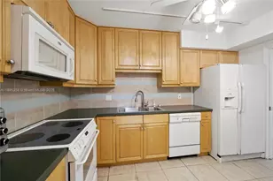 3850 Oaks Clubhouse Dr, Pompano Beach, FL 33069 - Photo 7