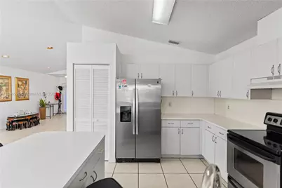 6090 NW 179th Ter, Hialeah, FL 33015 - Photo 9